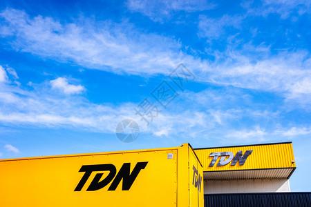 年7月3日有物流公司标志的面孔用诸如tdn等卡车用公路运输货物背景